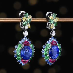 Pendientes de Clip con Múltiples Piedras Preciosas, Oro Blanco de 18K con Zafiro Azul Natural en el Centro, Total de 5.024ct de Piedras Preciosas Mixtas: Zafiro y Turmalina - Product Image 2