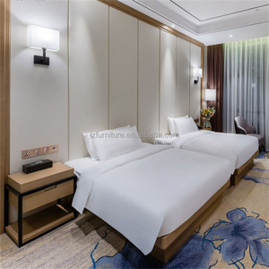 Ensemble complet de mobilier de chambre pour hôtel 3 étoiles : Lit en bois avec tables de chevet, tête de lit, armoire et table d'appoint - Product Image 1