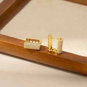 Pendientes de Aro con Forma de Cubo Dorado y Engaste de Garra, Joyería para Fiestas - Product Image 2