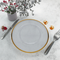 Assiette de présentation ronde décorative de 13 pouces en plastique PS transparent avec contour doré pour mariage et événements