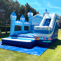 Structure gonflable combinée toboggan et château à rebondir sur le thème du sport bleu, matériaux ignifuges et anti-UV, installation facile pour fêtes en extérieur