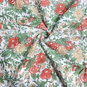 Tela de Algodón con Estampado Artesanal - Blanco Hueso con Motivo de Jardín de Rosas Rosa Coral y Amarillo, Blanco Hueso, Rosa Coral y Rosa Melocotón - Product Image 1