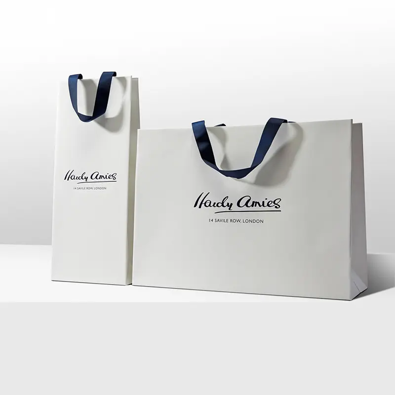 حقائب ورقية للتسوق بالتجزئة مطبوعة فاخرة تحمل علامة تجارية بيضاء عاجي تستخدم في تسوق مستحضرات التجميل والملابس والأحذية والهدايا