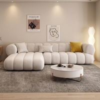 Canapé trois places droit en velours mat de style italien minimaliste, inspiré du Wabi-sabi, avec motif clavier de piano pour salon