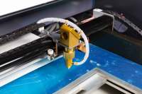 Petite Machine de Fabrication de Tampons en Caoutchouc de Bureau Économique / Graveuse Découpeuse Laser pour Tampons 40/50W 3020/4040 avec Contrôleur Ruida Hors Ligne/M2