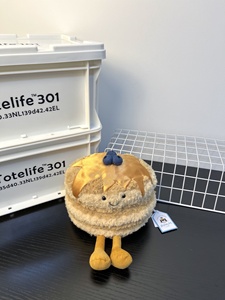 Jellycat Peluche Exclusivo de <span class=keywords><strong>Nueva</strong></span> <span class=keywords><strong>York</strong></span> con Forma de Panqueque de Arándanos, 13x18cm, Animal de Peluche Suave con Sombrero de Satén Dorado y Detalle de Arándanos - Product Image 2