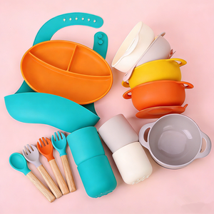 Ensemble de vaisselle en silicone multicolore écologique sans BPA, anti-fuite, pour bébé, avec gobelet, bol et bavoirs - Product Image 1