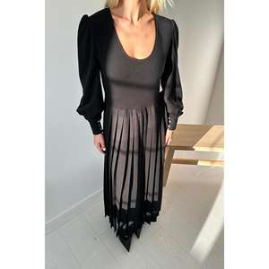 ชุดราตรีทรงเอไลน์สีดำสุดหรู คอเสื้อแบบครูว์เนค ผ้าเครป เอวเข้ารูปพอดีตัว สวมใส่สบาย - Product Image 2