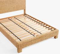 Meubles de chambre à coucher de style classique, matériaux mixtes, tressés en rotin et bois, lit plateforme avec cadre en bois