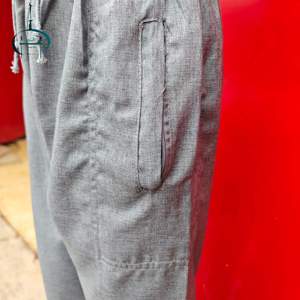 Le occasioni musulmane del Thobe del ragazzo tradizionale progettato con tessuto traspirante leggero supportano la personalizzazione - Product Image 5