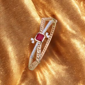 Bracelet pour femme plaqué or avec pierre rouge au centre, bijoux de mode élégants pour femmes, bracelet léger - Product Image 1