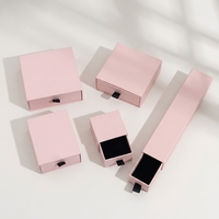 Coffret cadeau coulissant rectangulaire rose poudré avec intérieur en velours noir et ruban de tirage, pour bijoux, vente en gros, fabricant