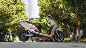 Moto Scooter Urbaine à Deux Roues Haute Vitesse 60V avec Pédales HB-FEIHU – Motos à Vendre Près de Chez Moi - Product Image 2