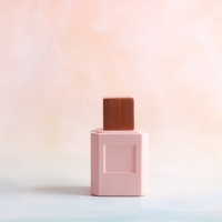Nouveau design, flacon de parfum en verre de 110 ml, forme unique, vaporisateur à pompe, impression sérigraphique, estampage doré, diffuseur de parfum DONGFANG GLASS