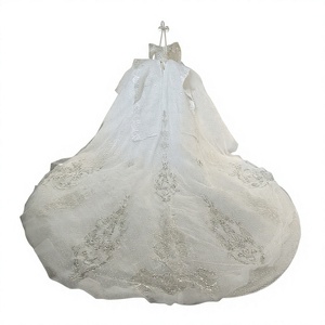 Robe de mariée rouge style princesse, manches trois-quarts, col en V, dos en dentelle brodé, taille empire, dos nu, illusion asymétrique - Product Image 6
