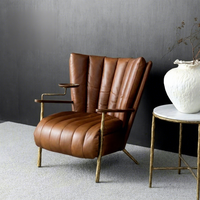 Canapé-lit en cuir véritable de style médiéval avec finition vieillie, structure en fer forgé, design antique pour usage hôtelier