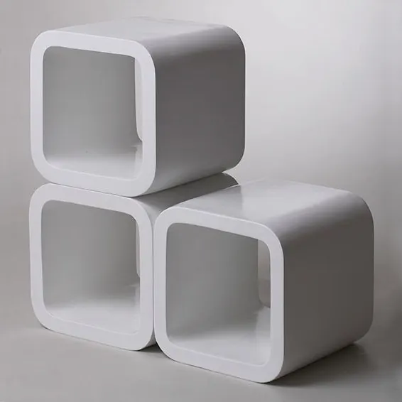 Glänzende weiße quadratische Würfel sitzende Basis Sockel Schaufenster puppe