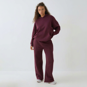 Ensemble survêtement décontracté pour femme : sweat à capuche oversize bordeaux et pantalon de jogging large – Tenue athleisure deux pièces - Product Image 1