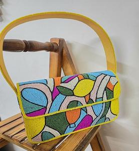 Bolso Bandolera de Cuero Genuino Hecho a Mano con Patrón Geométrico Multicolor, Correa Ajustable con Cadenas para Compras al Aire Libre - Product Image 1