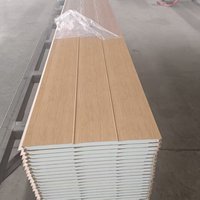 Système de bardage métallique isolé à grain de bois décoratif pour la rénovation des murs extérieurs contemporains, panneaux sandwich résistants aux intempéries