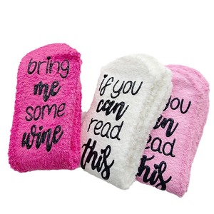 Invierno grueso cálido esponjoso Coral terciopelo dormir calcetines borrosos si puedes leer esto <span class=keywords><strong>tráeme</strong></span> algunos calcetines acogedores de mujer de vino - Product Image 5