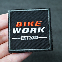 Étiquettes thermocollantes personnalisées en forme de cœur, motifs floraux, logos brodés, patchs tissés avec support auto-adhésif pour tissu – Prix usine