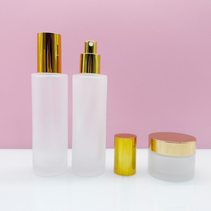 Vente en gros de flacons en verre rose givré personnalisés de 15 ml, 20 ml, 30 ml, 40 ml, 50 ml, 60 ml, 80 ml, 100 ml, 120 ml avec pompe à pression argentée ou dorée - Product Image 4