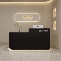 Comptoir de bar en bois moderne et luxueux, petit bureau d'accueil pour les espaces commerciaux - pour les magasins de vêtements, les salons de beauté, les bureaux d'accueil