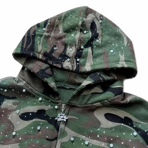 เสื้อฮู้ดซิปหน้าลายกราฟิก Camo Stud สไตล์สตรีทแวร์สำหรับผู้ชาย ทรงโอเวอร์ไซส์ พร้อมกระดุมแบบมุกและลาย Fu - Product Image 4