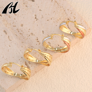 H665 Top-Sale Trendige 14K Dreifarbige Gold Dreireihige Ovale Creolen Modischer Damenschmuck aus Legierung im gedrehten Creolen-Stil - Product Image 2