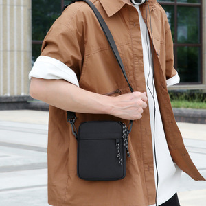 Sac de poitrine Golden Lion de première classe pour hommes, mini sac à bandoulière noir pour téléphone portable, voyage de loisirs, couleur unie, 8 pouces - Product Image 1