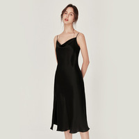 Robe de soirée élégante en soie de mûrier 100% avec fente latérale, col drapé doux et lisse, idéale comme tenue de nuit