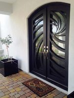 Portail en fer forgé sur mesure OEM pour les projets de décoration d'entrée principale des hôtels et des bâtiments commerciaux