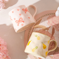 Mug en céramique irrégulier façonné à la main avec motif de dessin animé mignon, compatible micro-ondes, pour café et thé, idéal pour les cadeaux d'affaires