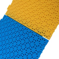 Dalles de sol modulaires antidérapantes en PP pour terrains multisports et hôtels, idéales pour les activités sportives en extérieur