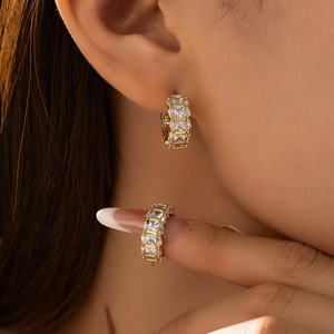 Boucles d'oreilles créoles plaquées or 14 carats, serties de zircons, géométriques, pour usage quotidien, style luxe léger, options couleur argent et or - Product Image 2
