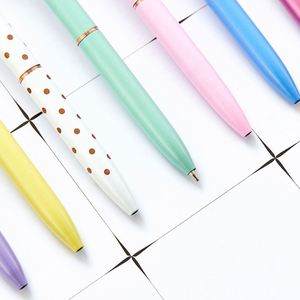 Stylo à bille ergonomique en forme de cœur personnalisé - Accessoire d'écriture adorable pour le bureau, l'école et les étudiants - Product Image 3