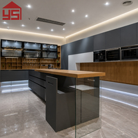 Lemari Dinding Kaca Modern Custom dari Kayu Lapis MDF, Solusi Dapur Satu Atap untuk Vila Mewah