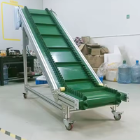 Convoyeur à bande inclinée avec bande en PVC à crampons vertes pour l'alimentation en granulés alimentaires