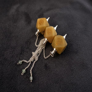 Pendule en Agate Jaune Sculpté, Pierre Précieuse pour la Radiesthésie et la Divination, avec Chaîne en Argent et Perles de Cristal - Product Image 1