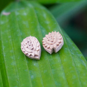 Boucles d'oreilles en tulsi sculpté Radha Boucles d'oreilles à la mode de meilleure qualité - Product Image 2