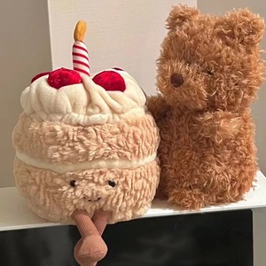 Lustiger Simulations-Erdbeer-Leuchtkuchen Plüschbär Geburtstagsgeschenk Musik Großhandel Geburtstagskuchen-Puppe Unisex PP Baumwolle - Product Image 2