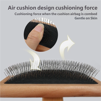 Peigne à poils pour animaux de compagnie portable multi-usage avec manche ergonomique en bois et métal, démêlant les poils flottants, favorisant la santé du pelage des chiens et des chats