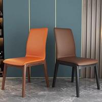 Chaise de salle à manger minimaliste scandinave, dossier moulé monobloc, assise en similicuir beige, structure en bois massif, pieds en métal, idéale pour hôtel