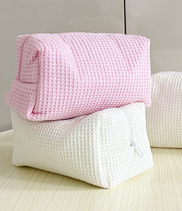 Sac <span class=keywords><strong>de</strong></span> <span class=keywords><strong>toilette</strong></span> portable à fermeture éclair en gros, <span class=keywords><strong>grande</strong></span> capacité, sac <span class=keywords><strong>de</strong></span> lavage matelassé en gaufre, broderie personnalisée, sacs cosmétiques en coton pour soins <span class=keywords><strong>de</strong></span> la peau - Product Image 1