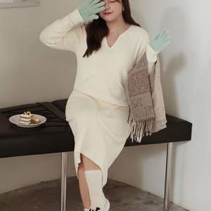 เดรสไหมพรมคอวีสำหรับผู้หญิง แขนยาว เอวธรรมชาติ ความหนาปานกลาง ระบายอากาศได้ดี สไตล์เรียบง่าย เหมาะสำหรับใส่ในฤดูใบไม้ร่วงและฤดูหนาว - Product Image 4