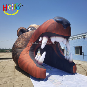 ทีมฟุตบอลโรงเรียนมัธยมหมีกริซลี่วิ่งผ่านอุโมงค์เป่าลมหมี - Product Image 1