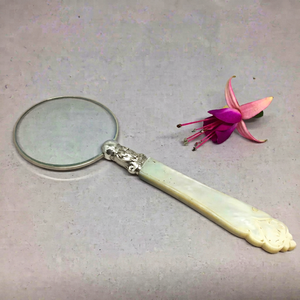 Loupe géante écologique de style victorien en laiton et nacre, à thème animalier, magnifique outil fonctionnel, artisanat détaillé - Product Image 1