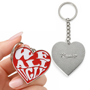 Llavero <span class=keywords><strong>de</strong></span> Metal con Forma <span class=keywords><strong>de</strong></span> Corazón, Esmaltado, <span class=keywords><strong>de</strong></span> Aleación <span class=keywords><strong>de</strong></span> Zinc, Plateado, Personalizado con Logotipo o Letra, para Regalos y Recuerdos - Product Image 1