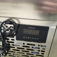 Machine à glaçons commerciale en acier inoxydable avec moteur et contrôle programmable, capacité de 4 barils par cycle
